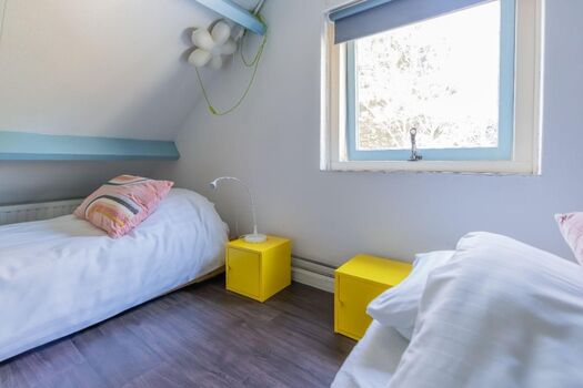 Schlafzimmer 3 mit 2 Einzelbetten und Kommode