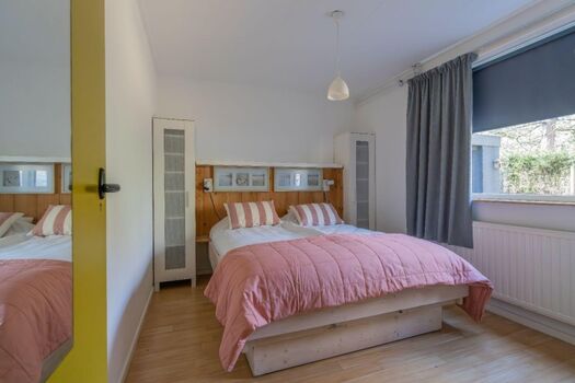 Hauptschlafzimmer mit Doppelbett und Kleiderschrank