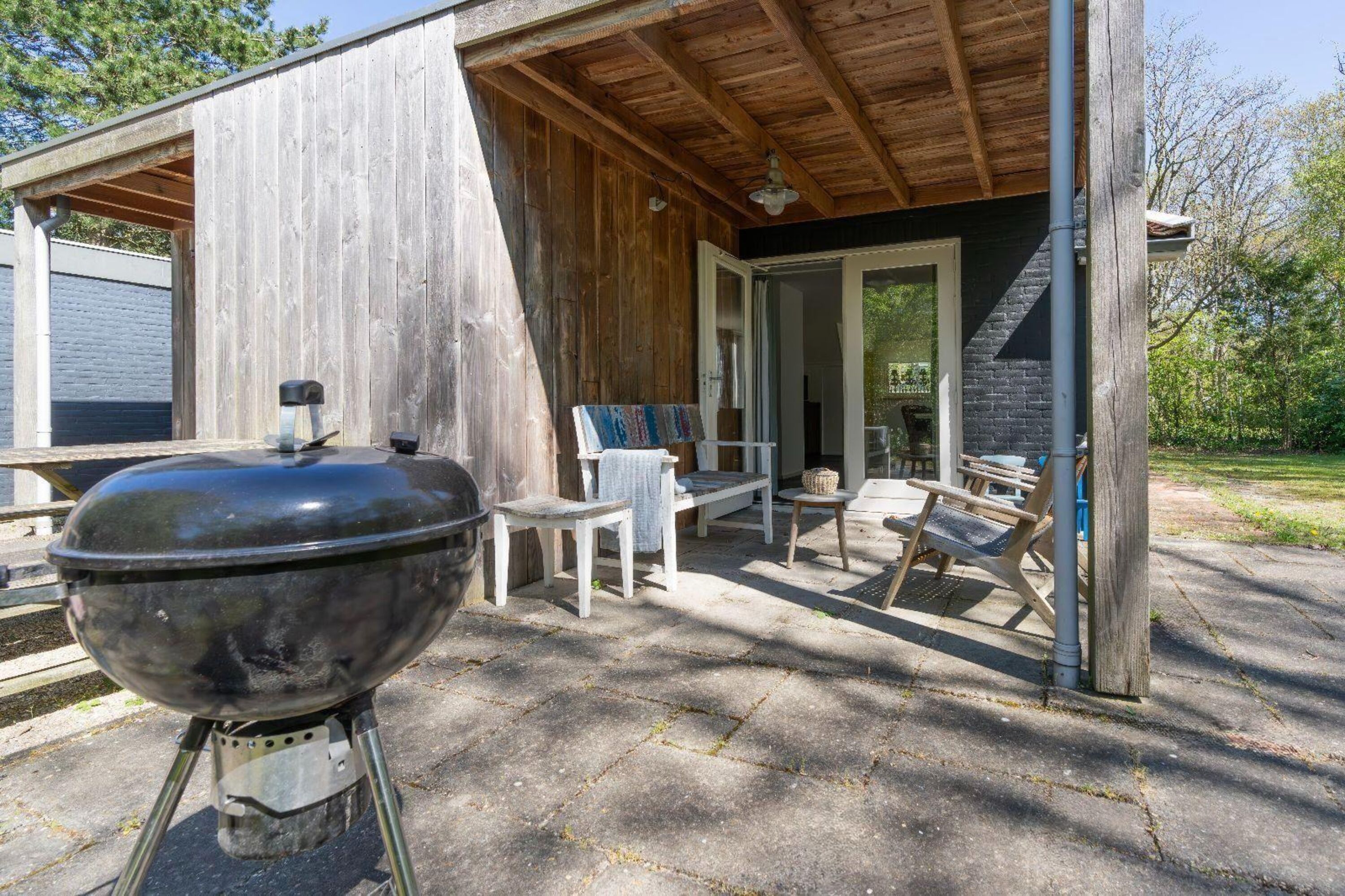 Die Veranda mit Gartenmöbel und Grill