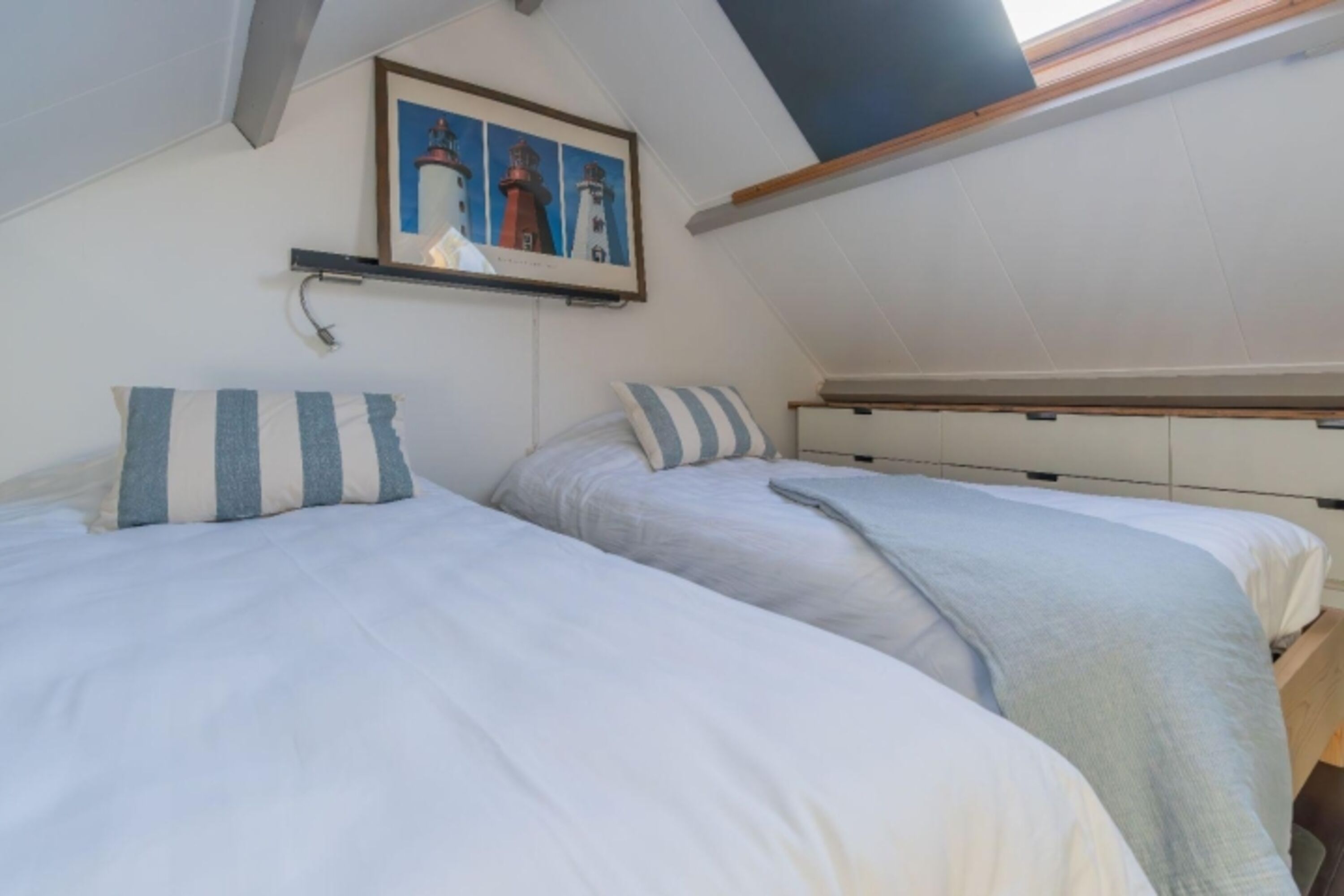 Schlafzimmer 2 mit 2 Einzelbetten und Kommode