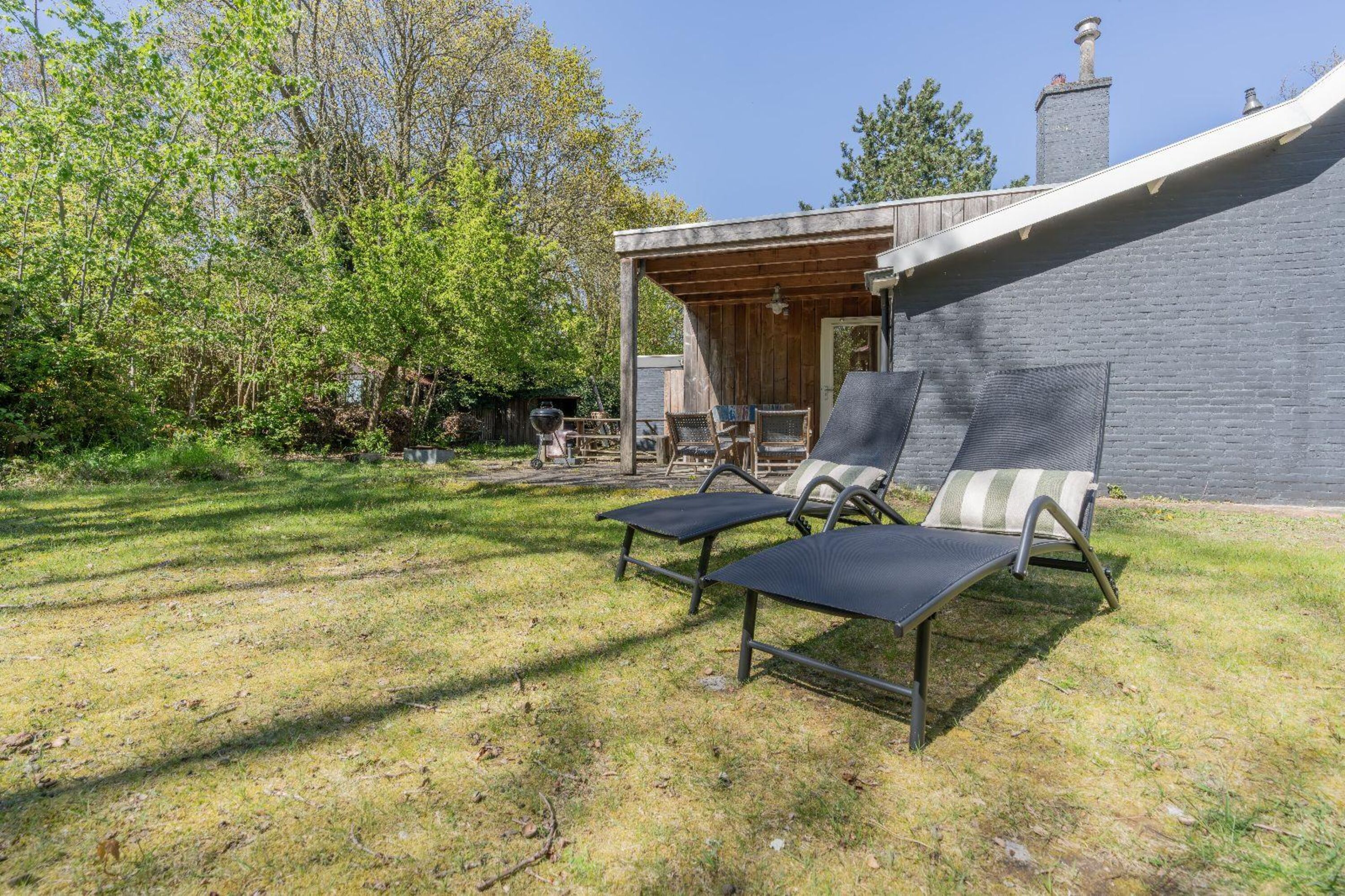 Der sonnige Garten mit Sonnenliegen