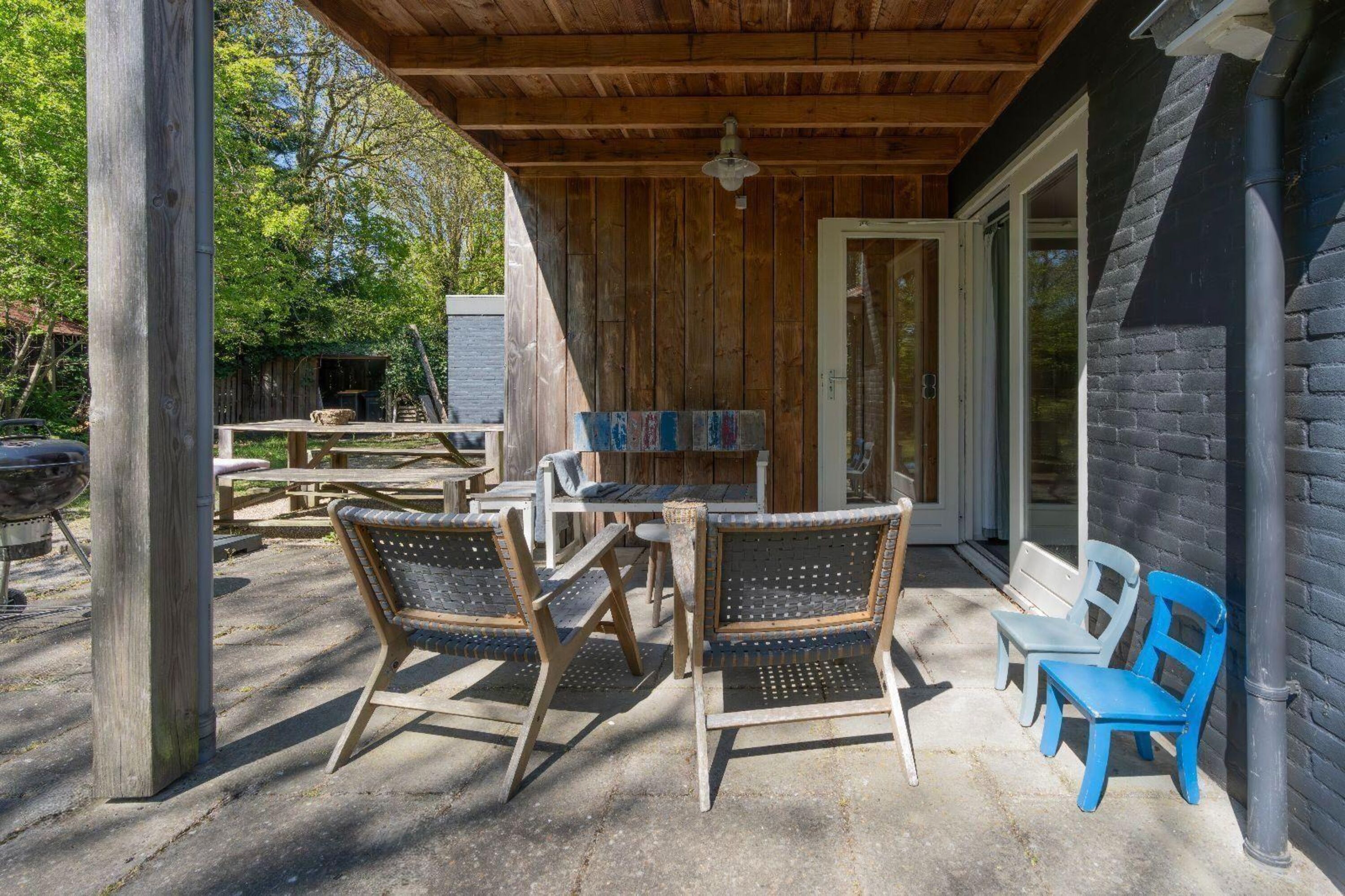 Die Veranda mit Gartenmöbel