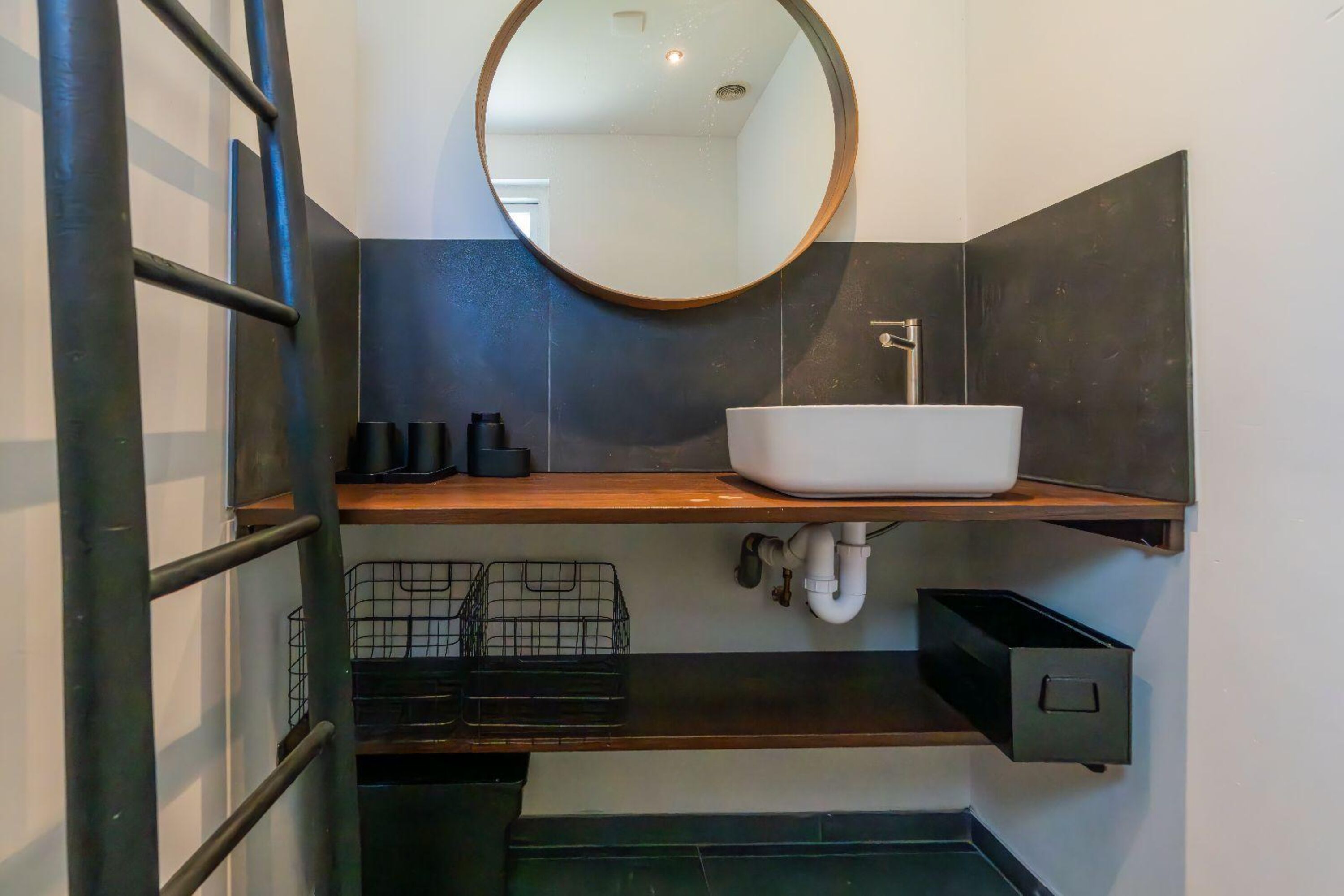 Die separate Toilette mit Waschbecken