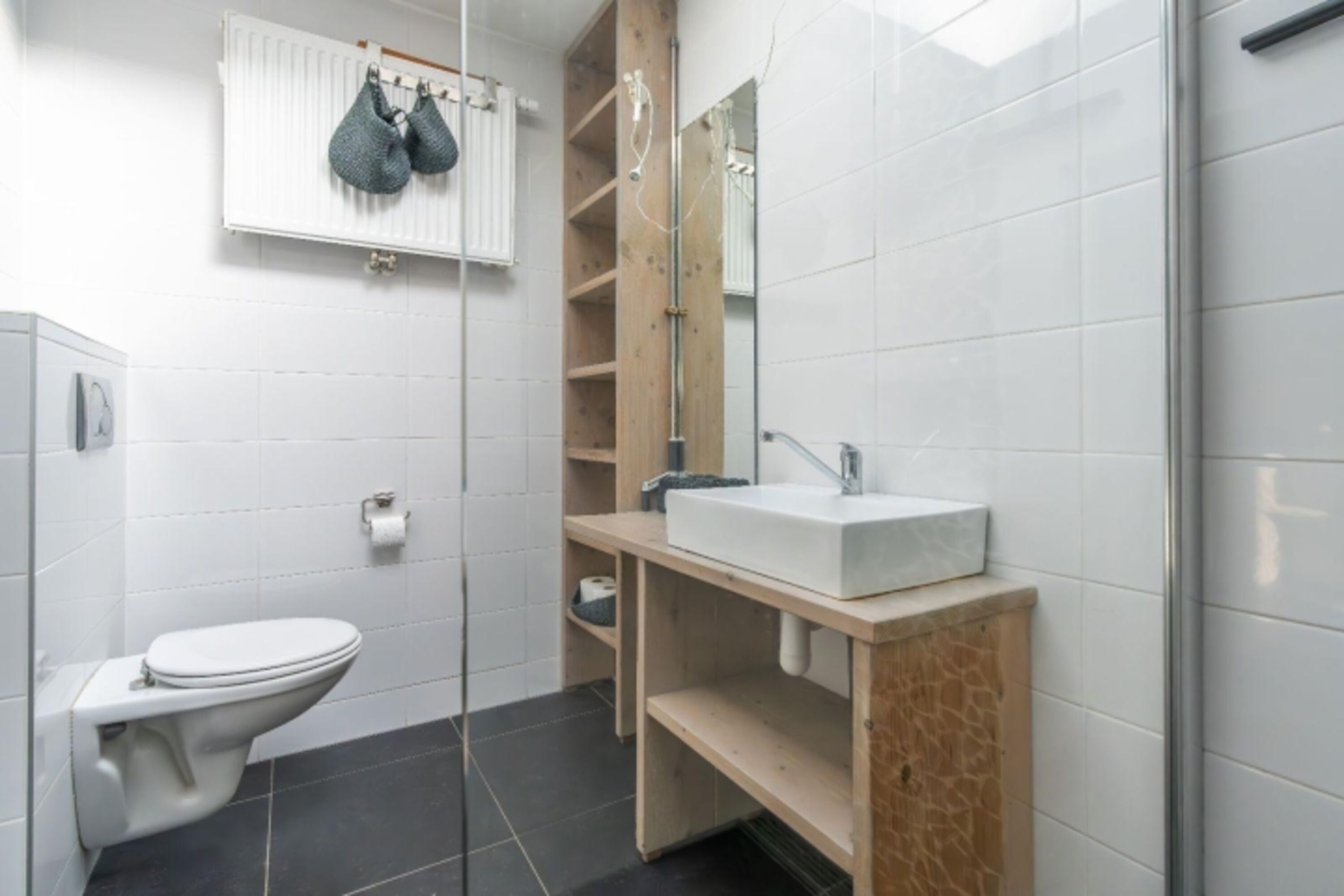 Badezimmer mit Dusche, Waschbecken und Toilette