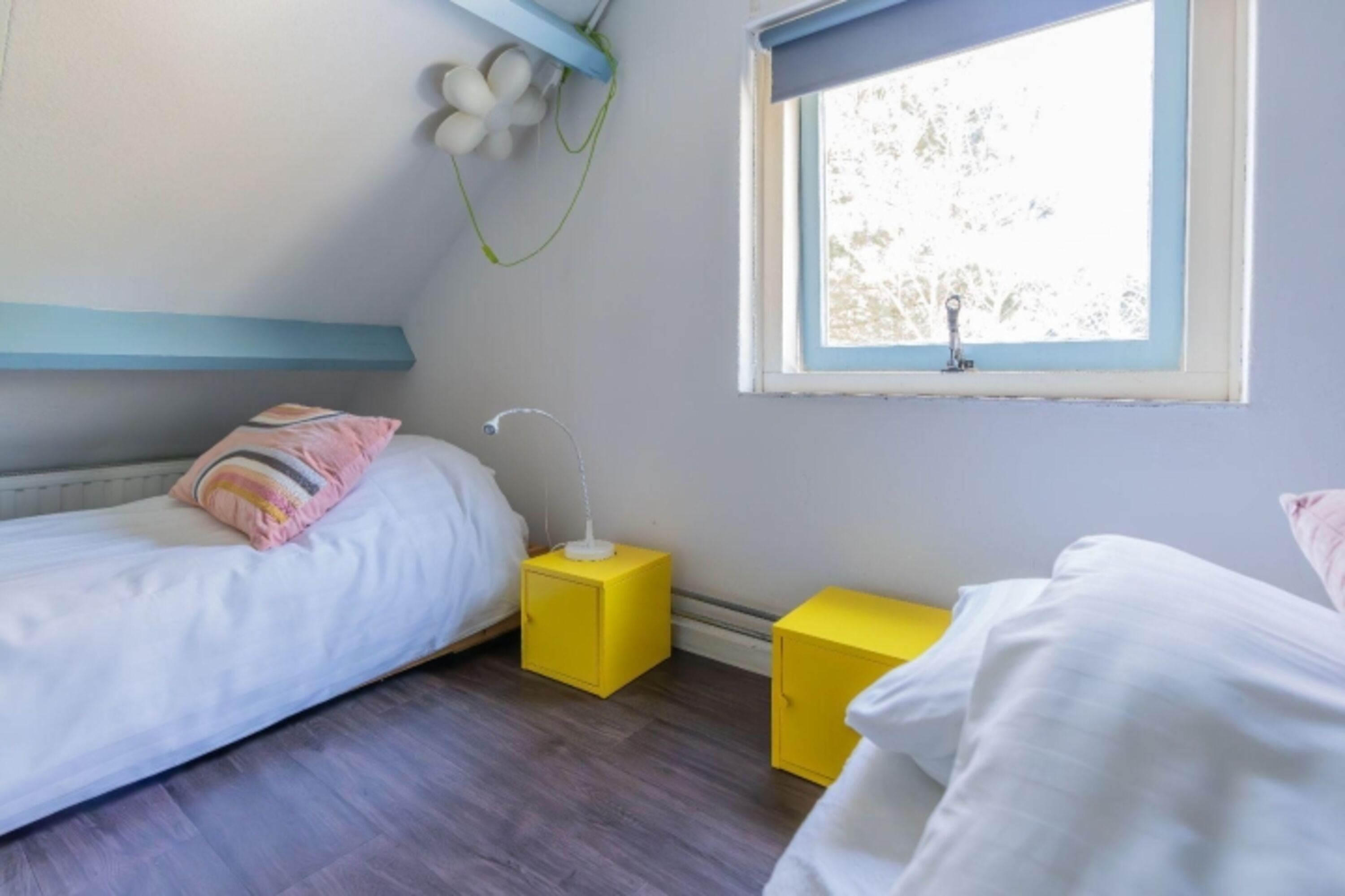 Schlafzimmer 3 mit 2 Einzelbetten und Kommode