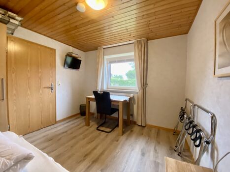 zweiter Fernseher in diesem Schlafzimmer