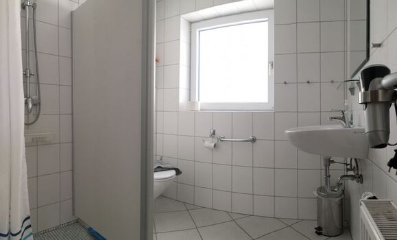 Bad mit abgesenkter Dusche