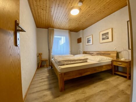 Schlafzimmer mit Doppelbett