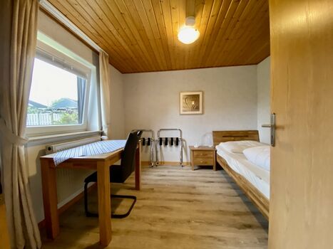 Schreibtisch und Kofferständer im 2. Schlafzimmer