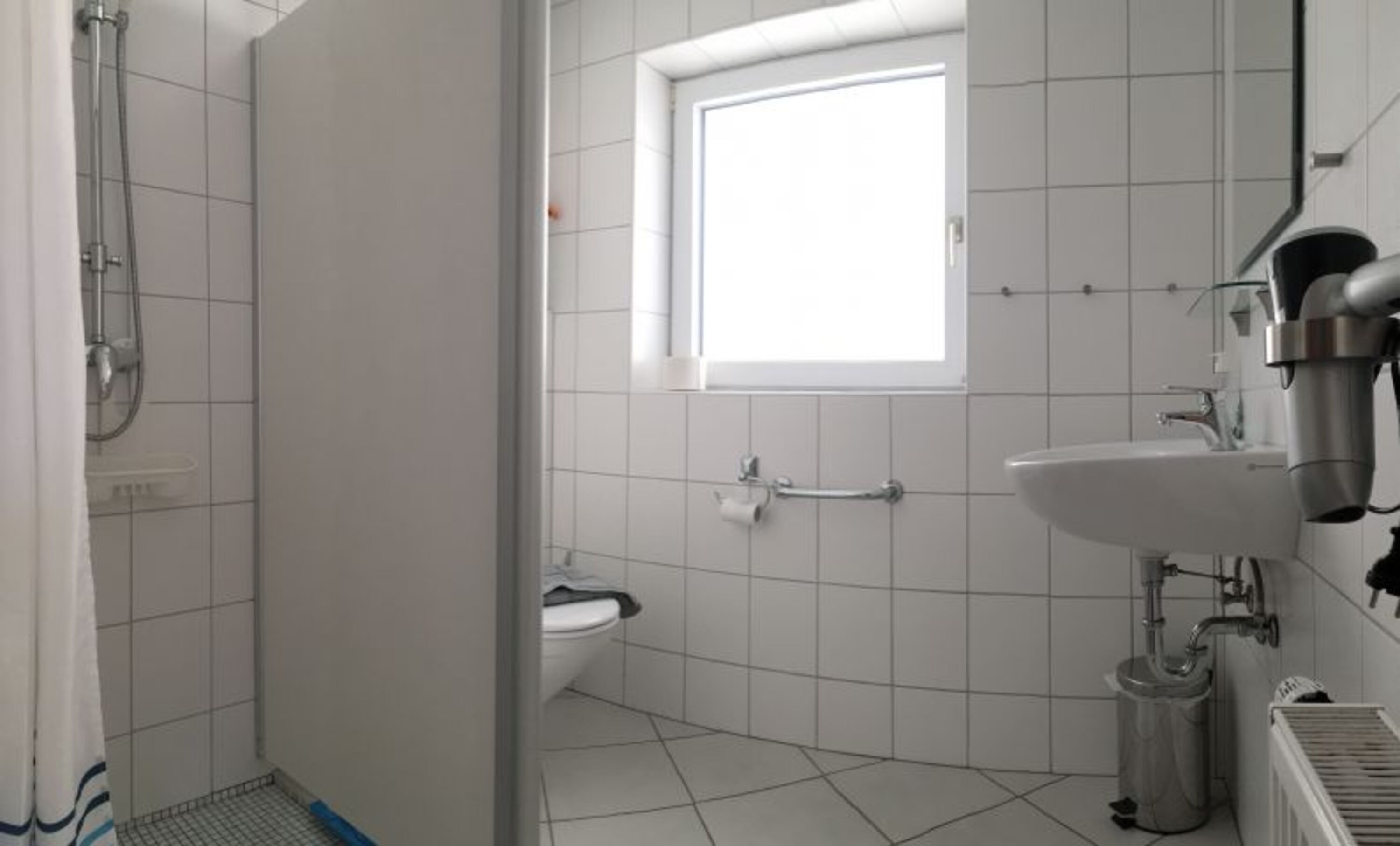 Bad mit abgesenkter Dusche