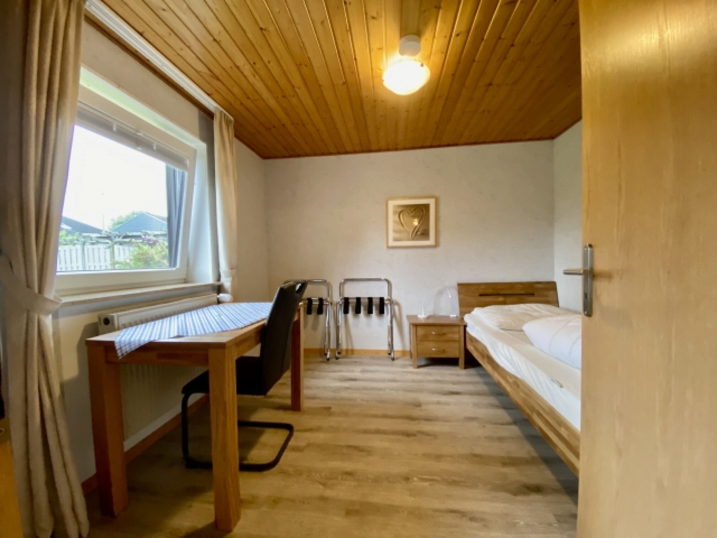 Schreibtisch und Kofferständer im 2. Schlafzimmer