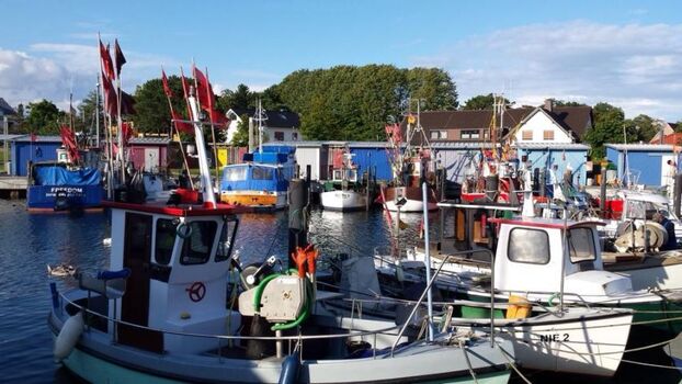 Hafen satt entlang der Bucht!