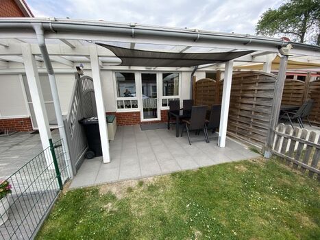 gemütliche eingezäunte Terrassenüberdachung