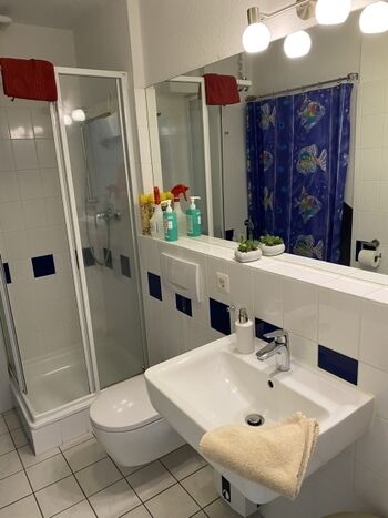 Badezimmer mit Dusche