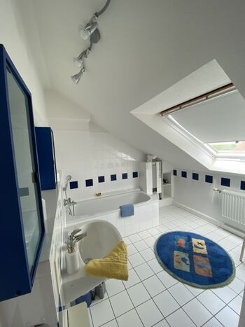 Badezimmer Obergeschoss mit Badewanne 