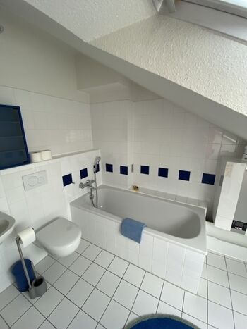 Badezimmer im Obergeschoss mit Badewanne 