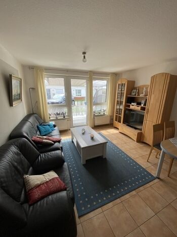 Wohnbereich mit Blick zur Terrasse 