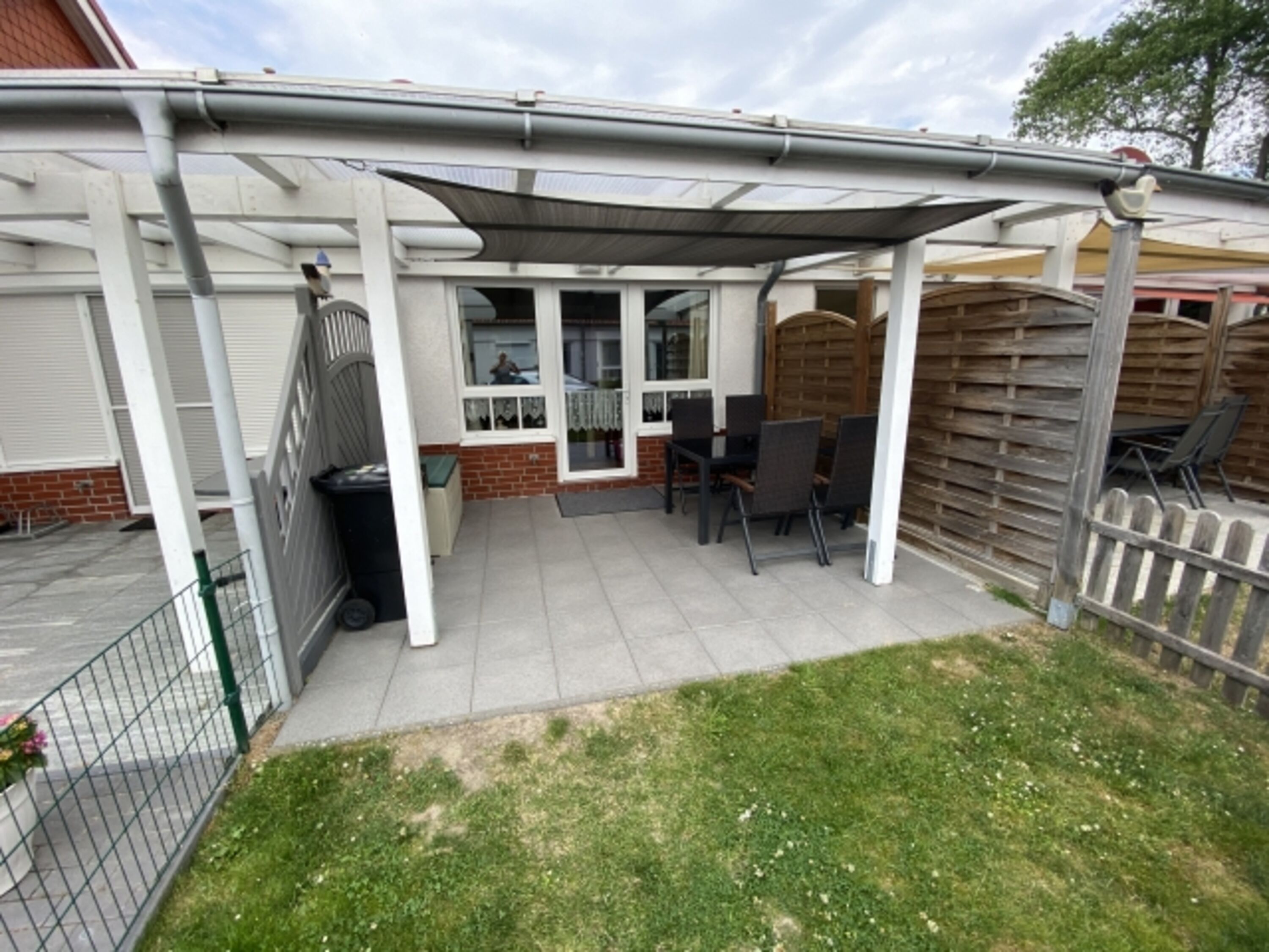 gemütliche eingezäunte Terrassenüberdachung