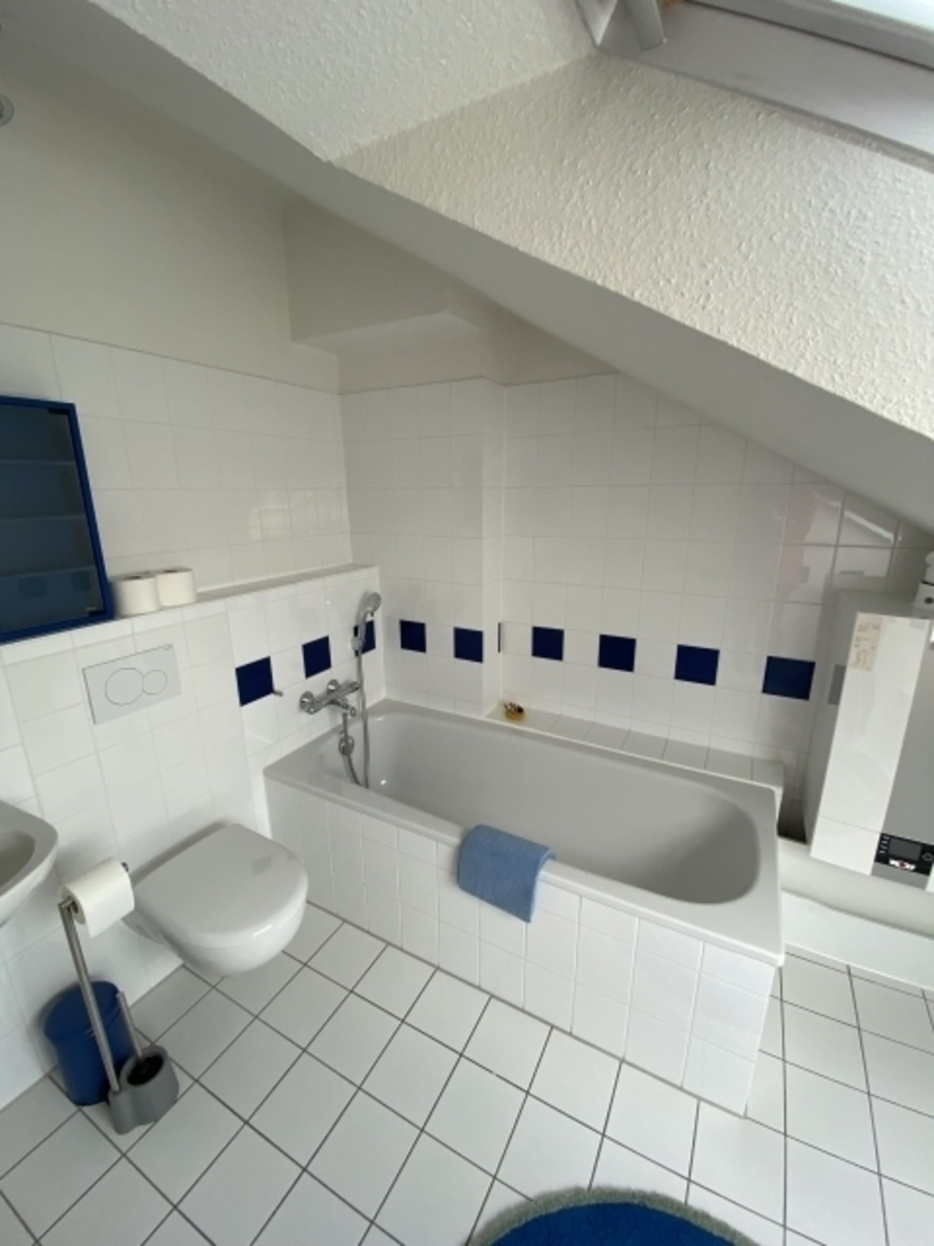 Badezimmer im Obergeschoss mit Badewanne 
