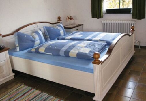 Schlafzimmer mit Doppelbett und Schrank