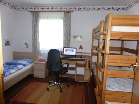 Schlafzimmer mit Einzelbett und Stockbett