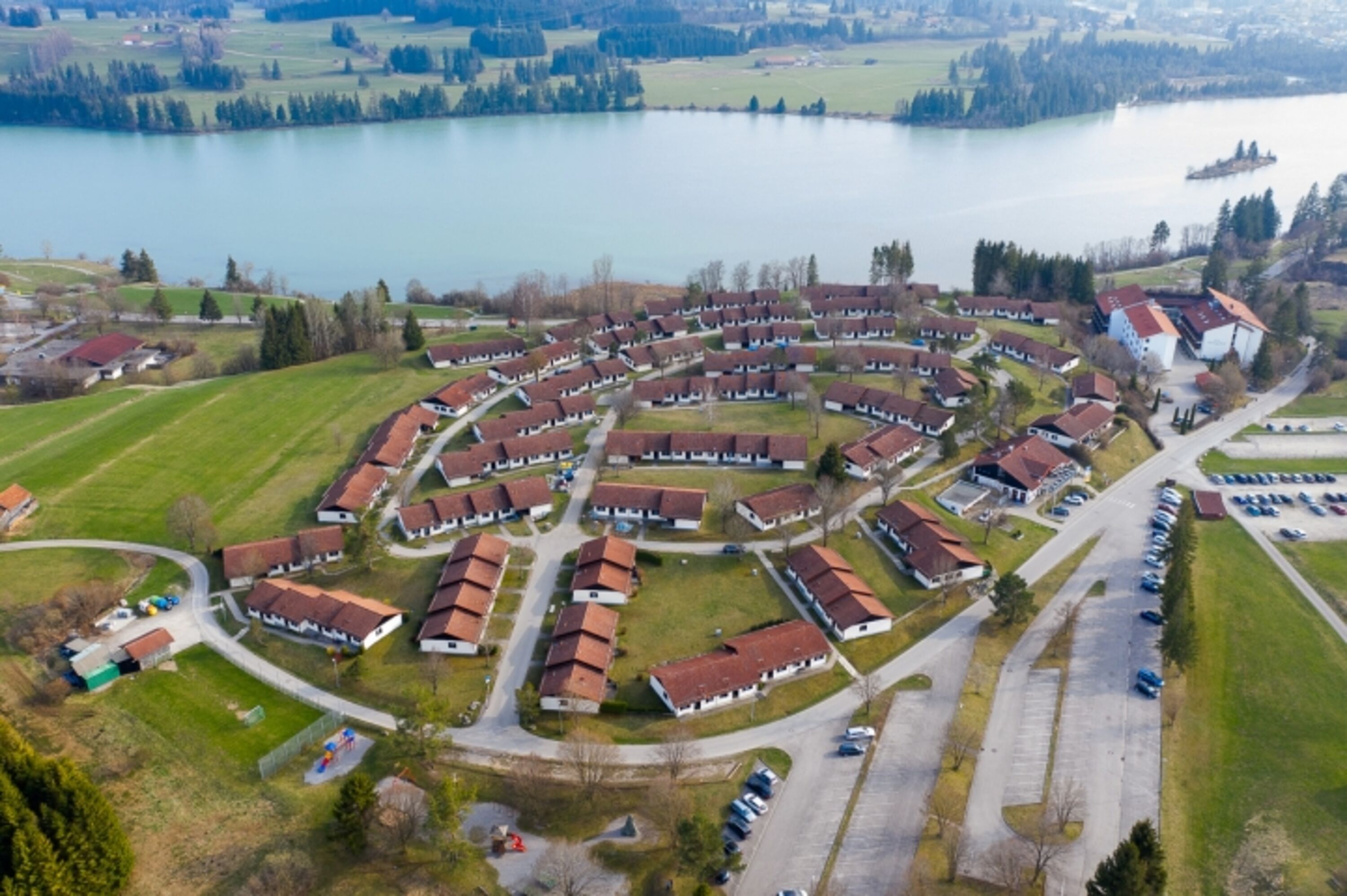 Der Obere Lechsee mit Feriendorf Hochbergle