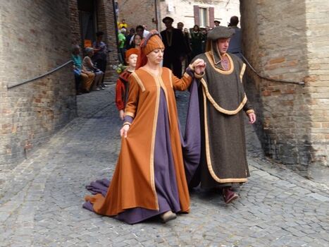 Mittelalterliche Feste mit Umzug