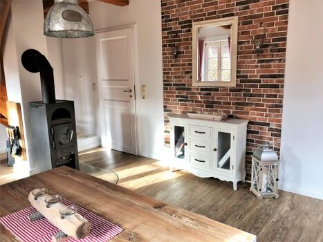 Wohnraum mit Kaminofen und gemütlichem Essplatz