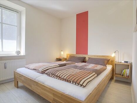 Schlafzimmer mit Doppelbett unten