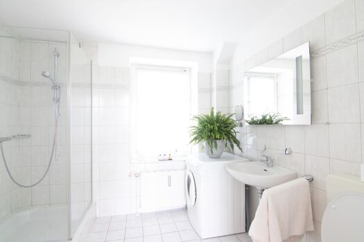 Bad unten - ab Dez. 2022 mit Whirlpool, Regendusche