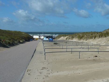 Strandaufgang liegt direckt gegenüber Parkausgang