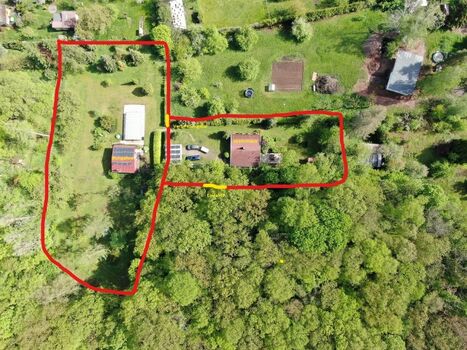 Rechts Haupthaus und links Pool mit Bungalow