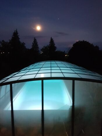 Pool bei Nacht