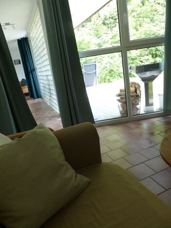 Blick aus dem Wohnzimmer auf die Terasse