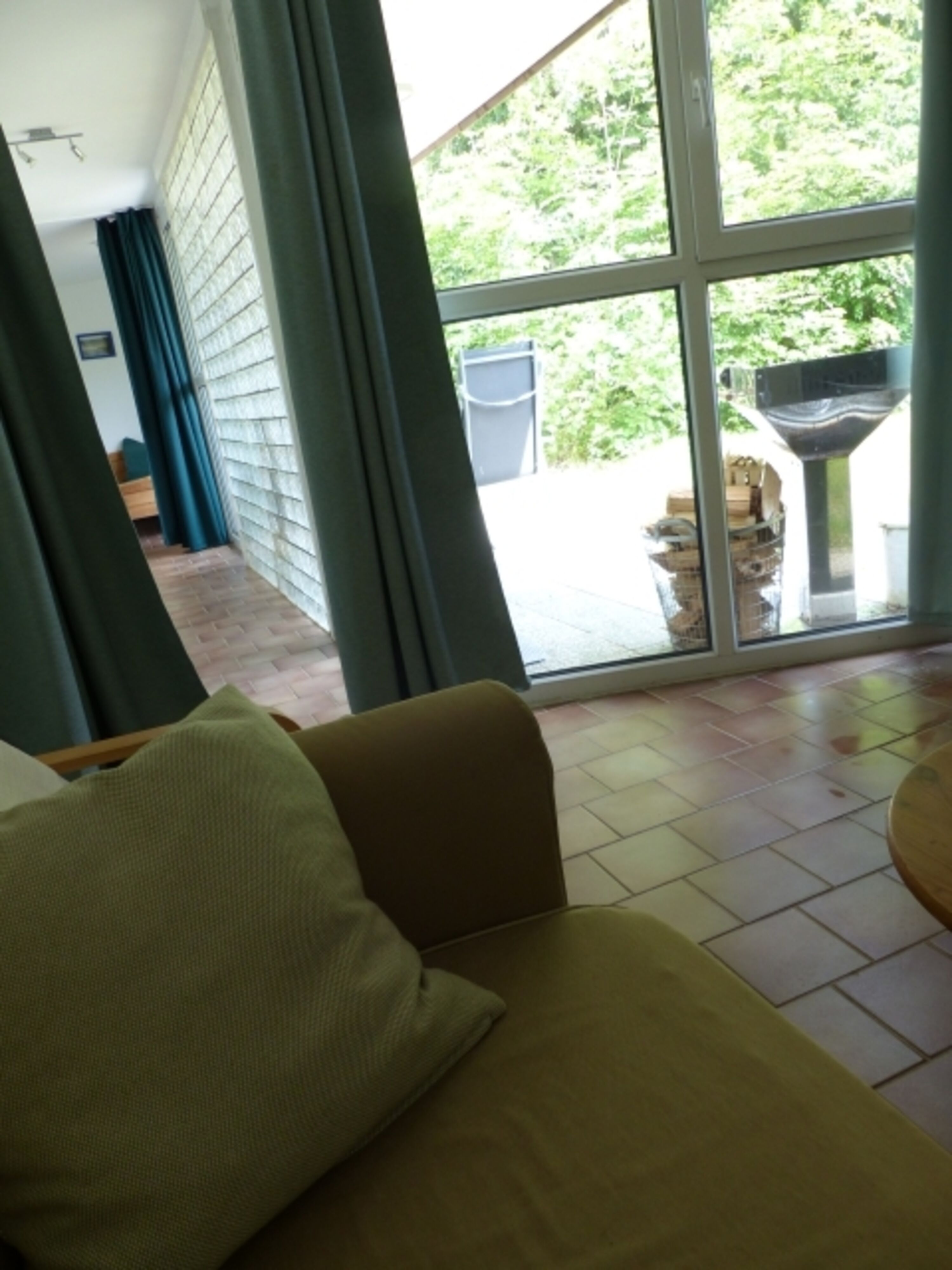 Blick aus dem Wohnzimmer auf die Terasse