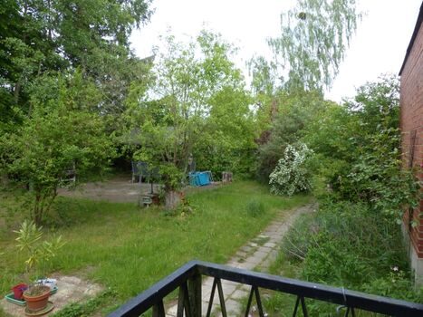 Blick vom Eingang auf den Grillplatz