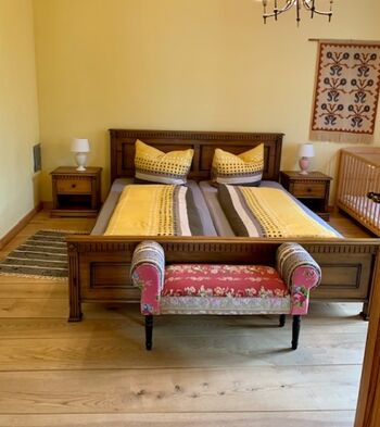 2. Schlafzimmer mit Doppelbett und Babybett