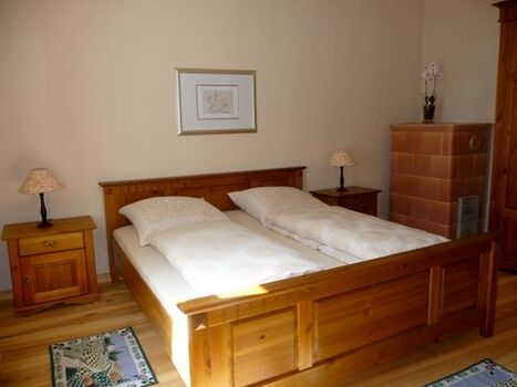2. Schlafzimmer mit Doppelbett und Spiegelschrank
