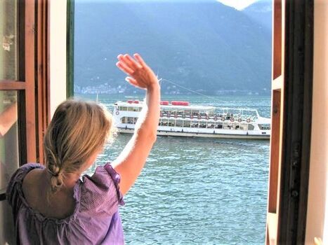 Die Faehre nach Como faehrt vorbei