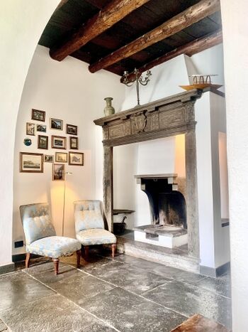 Wohnzimmer mit antiker Kamin