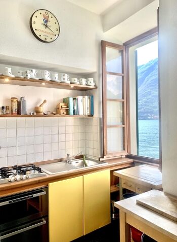 Gut uttillierte Kueche mit Seeblick