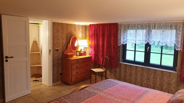 Schlafzimmer 1 mit Doppelbett 180x200cm