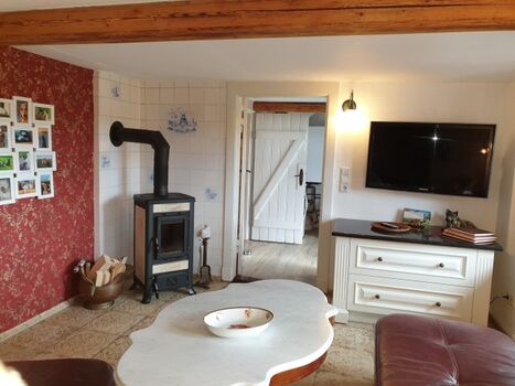 Wohnstube mit Ledergarnitur und Kaminofen