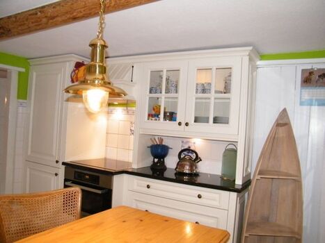 Küche mit Kühlgefrierkombi und Induktionsherd