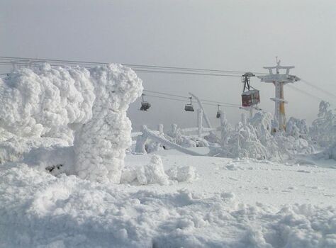 Schwebebahn und Sessellift am Fichtelberg