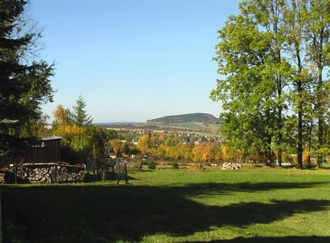 Blick von der Terrasse auf den Ort im Hintergrund der Scheibenberg