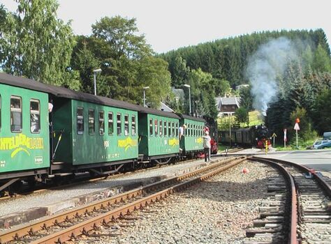 Einfahrt der Fichtelbergbahn am Bhf.  Neudorf   nach Oberwiesenthal 