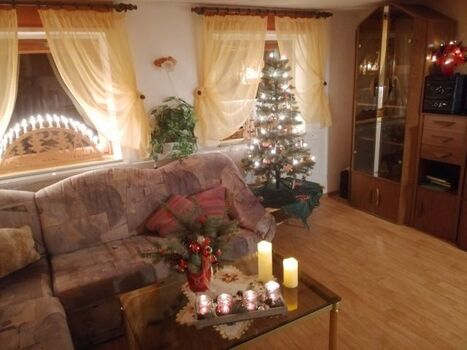 das weihnachtlich geschmückte, gemütliche Wohnzimmer