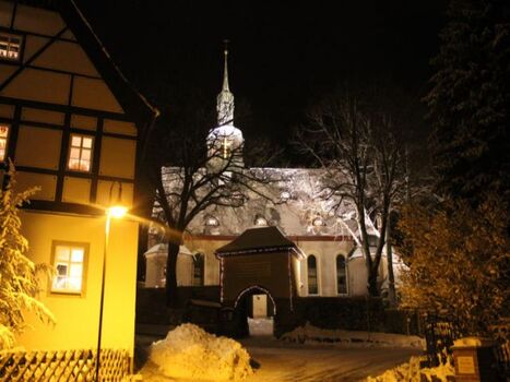 zur Weihnachtszeit ev. Kirche im Ort