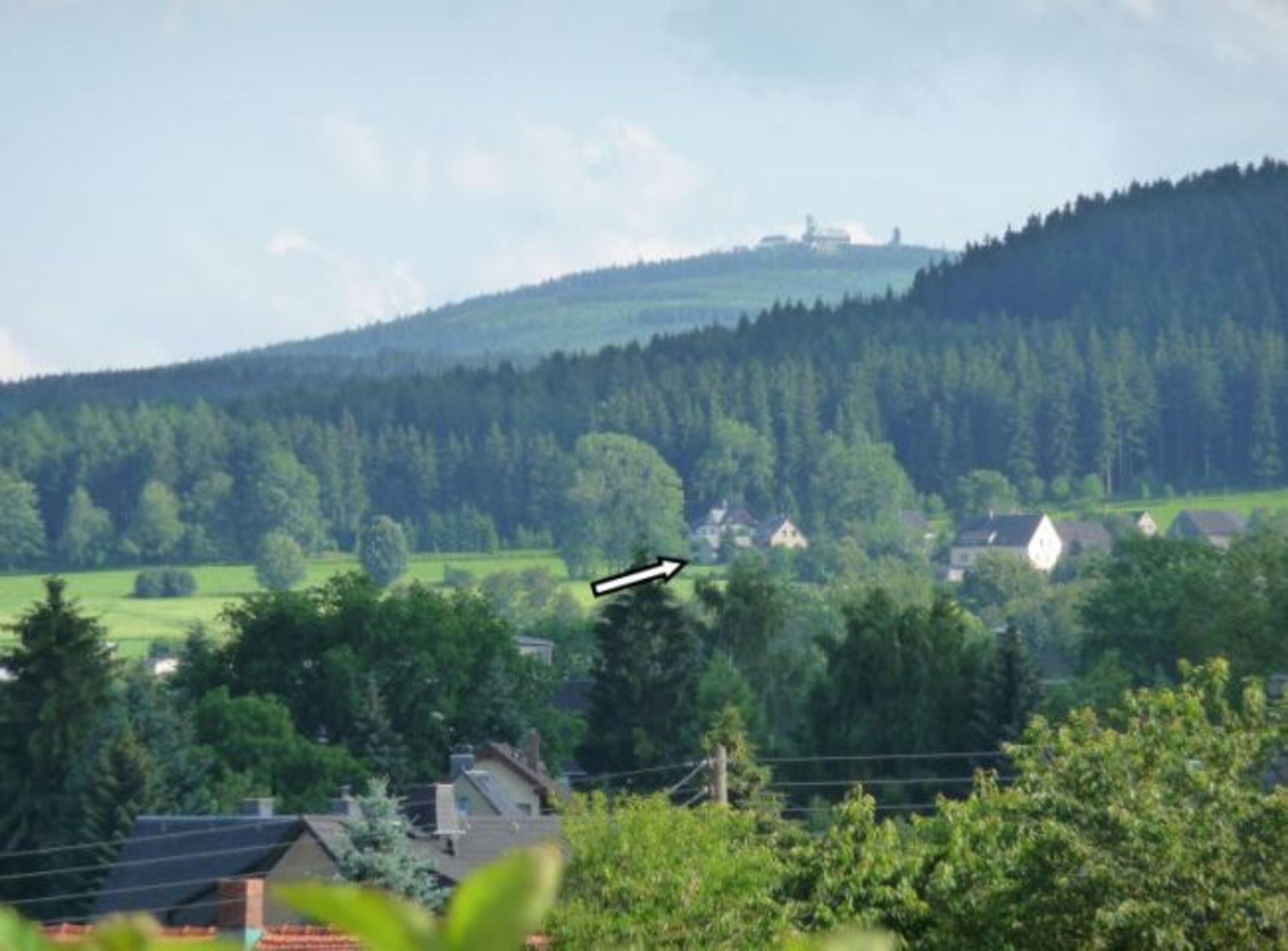 die Lage des Ferienhauses am Fuße des Fichtelberges
